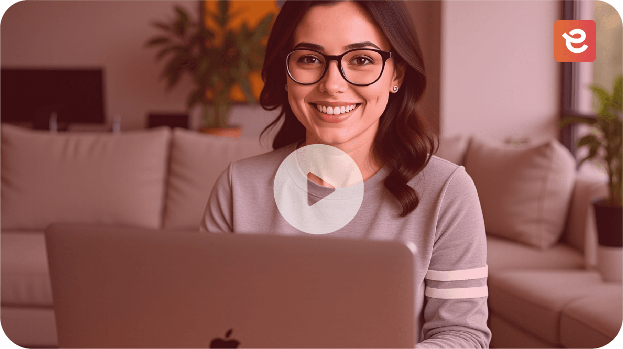 Joven mujer sonriendo con gafas y auriculares